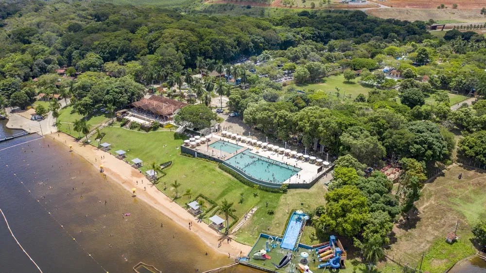 Vista aérea da Lagoa Silvana — resort à beira da lagoa