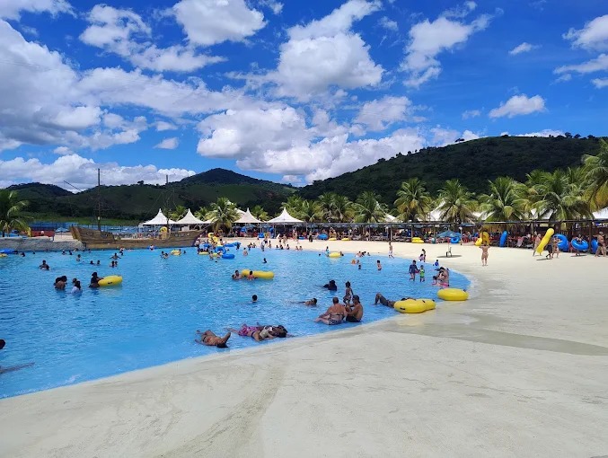 Piscina de ondas do Minas Beach — parque aquático