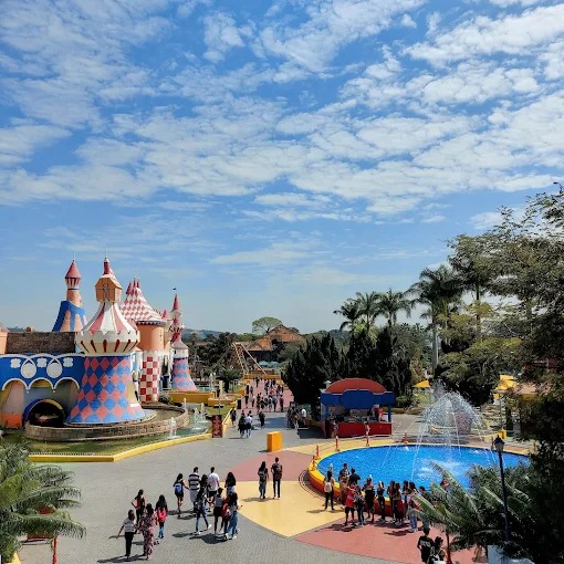 Entrada do Hopi Hari — parque temático em São Paulo